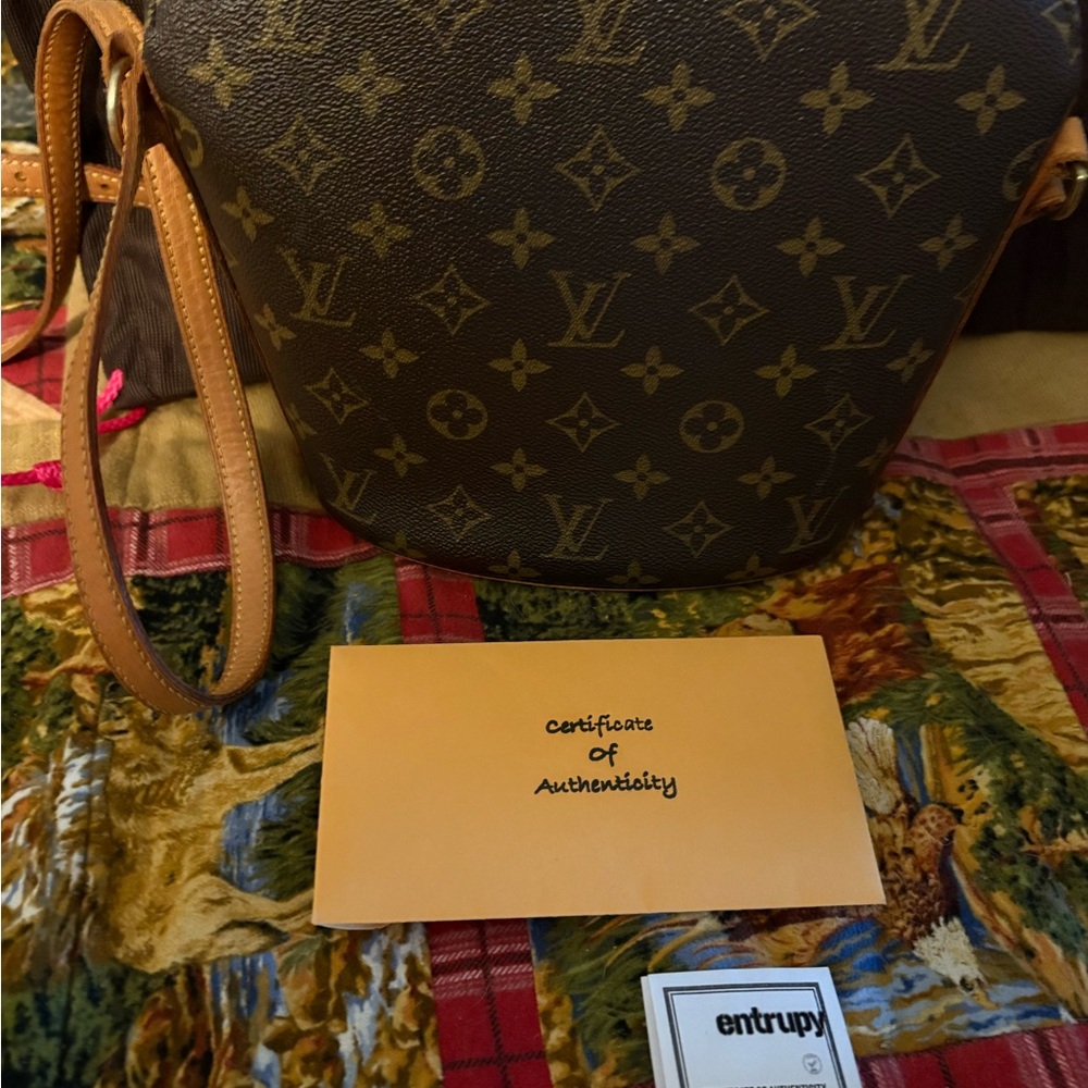 Louis Vuitton Monogram 23.75"
Height: 8.25"
Width: 10"
Depth: 4.25" - Picture 6 of 10